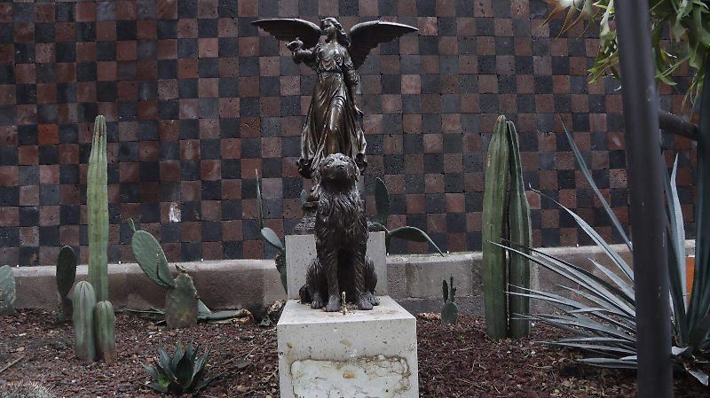 El robo de esculturas y placas de bronce de la iglesia de Los Santos Cosme y Damián; hay un detenido